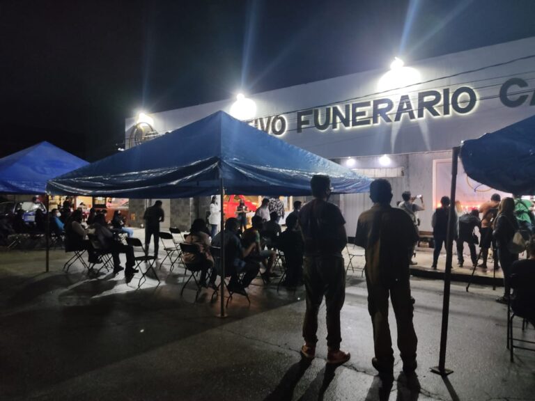 Velan familiares y ciudadanos a Alexis en Cancún
