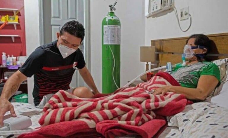 JOVEN ARMA UNA CLÍNICA EN CASA PARA ATENDER A SU MADRE ENFERMA DE COVID-19
