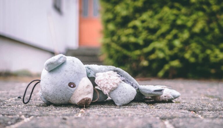 Mujer mata a sus hijos e intenta suicidarse