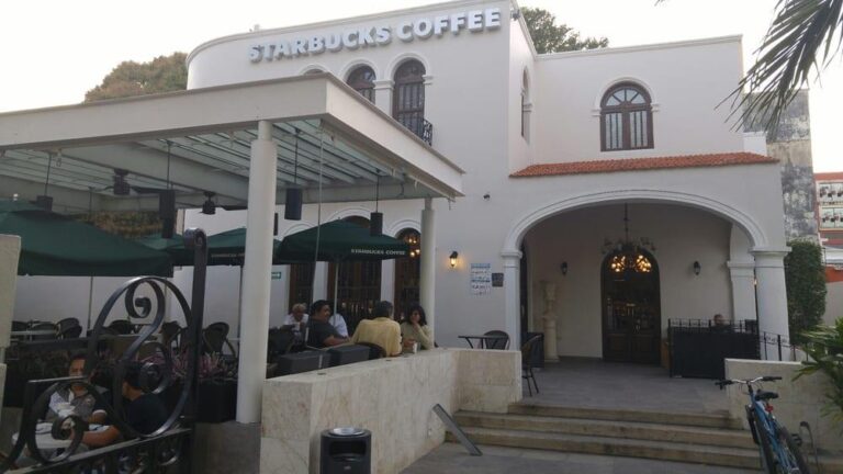 Starbucks podría dejar Facebook por considerarla una red social llena de odio