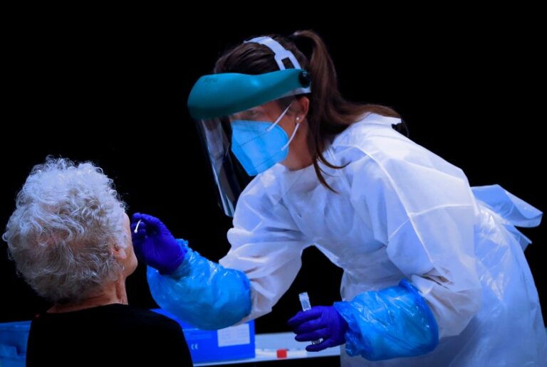 MUJER MUERE. SE INFECTO CON DOS VARIANTES COVID DISTINTAS