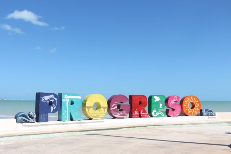«Progreso busca recuperar su atractivo turístico: 2023 deja números bajos, pero la agenda de cruceros para 2024 presenta un incremento alentador del 46.8%.»