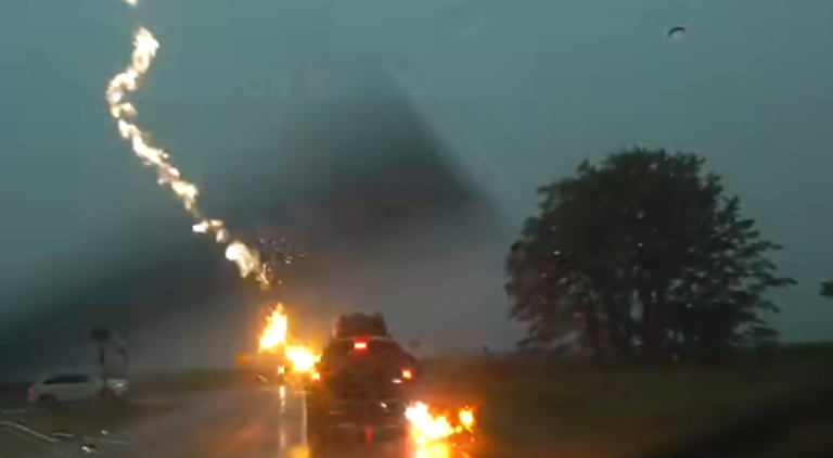 Rayo cae sobre camioneta en la que viajaba una familia (Video)