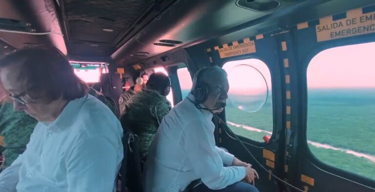 En avión militar, AMLO recorre tramos 3 y 4 del Tren Maya en Yucatán