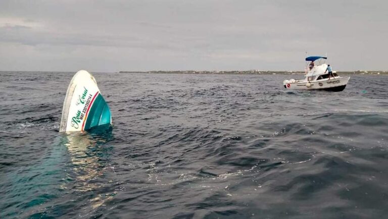SE HUNDE LANCHA CON 18 PERSONAS FRENTE A ISLA MUJERES; HAY TRES MUERTOS, UNO DE ELLOS, UN NIÑO 5 AÑOS