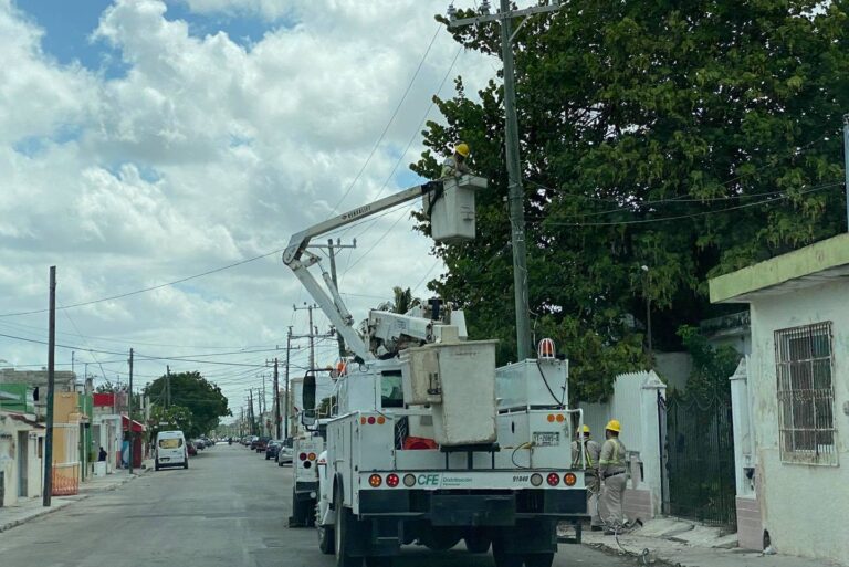 HABITANTES DE PROGRESO PROTESTAN EN LAS OFICINAS DE LA CFE POR FALTA DE LUZ