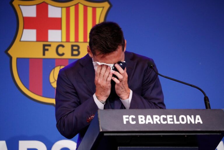 CON LÁGRIMAS , MESSI SE DESPIDE DEL BARCELONA.