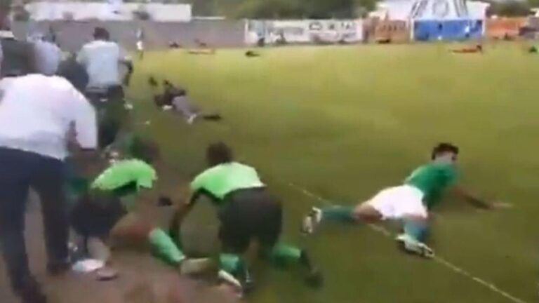 Masacre en pleno partido de futbol: con «cuerno de chivo», hombre mata a tres y hiere a otro