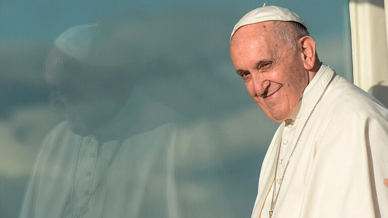 El papa Francisco sugiere por primera vez que algunas personas en uniones del mismo sexo podrían ser bendecidas