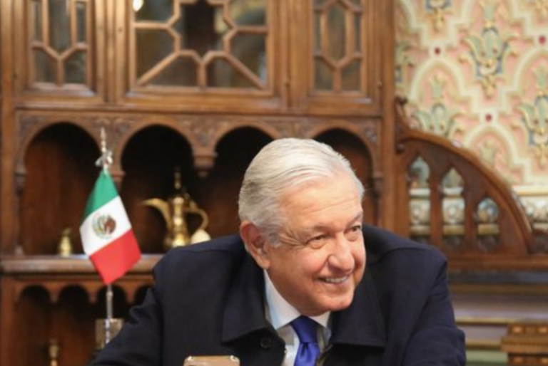 AMLO causa controversia por teléfono «fifi»
