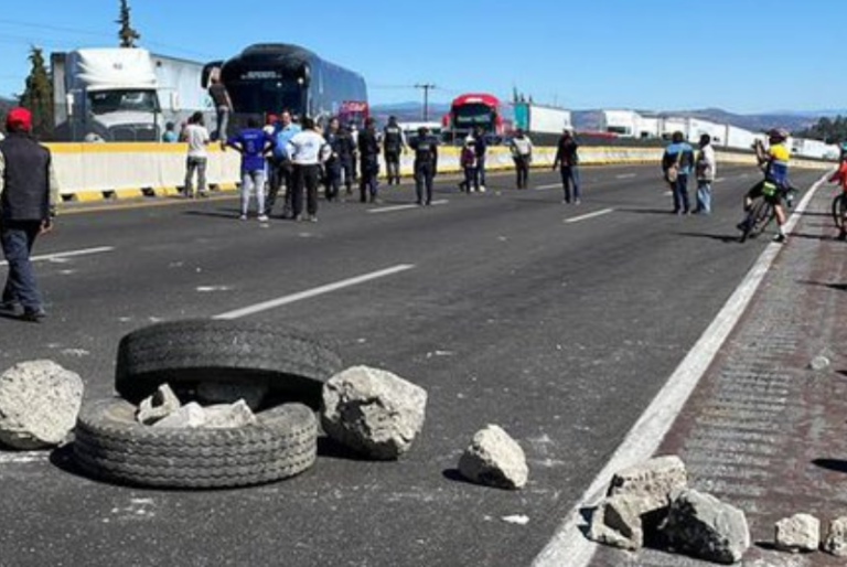 Pobladores de Santa Rita Tlahuapan bloquean la autopista México-Puebla; exigen justicia