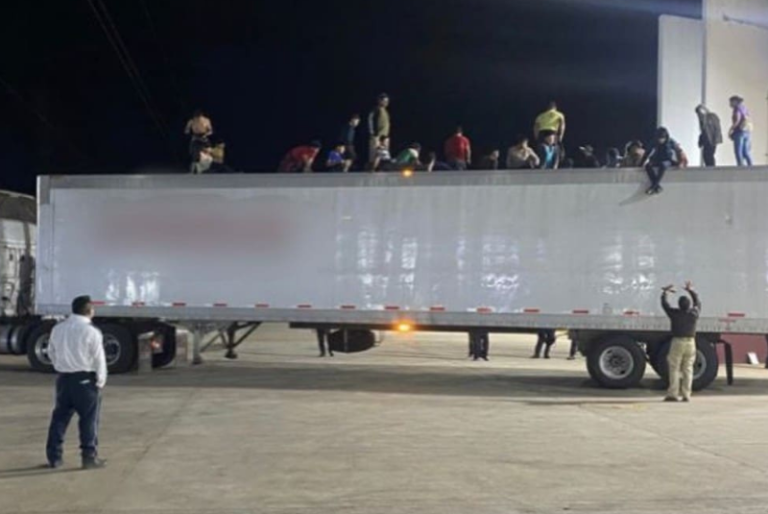 Detienen 359 migrantes centroamericanos en un camión en Veracruz