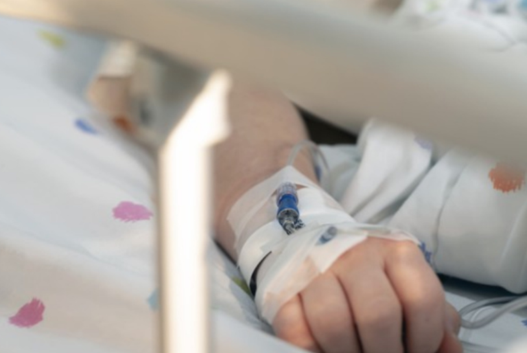 Sin vacuna, niños se exponen a riesgos mortales por el COVID, advierten expertos