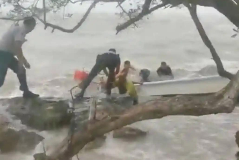 Rescatan  a cuatro personas tras naufragar en Champotón, Campeche