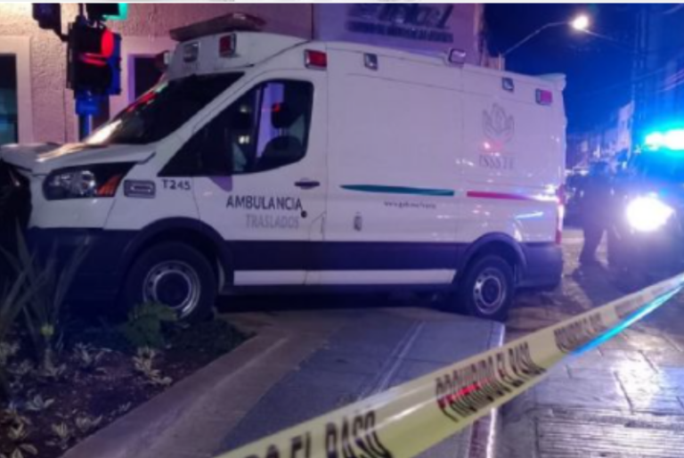 Ambulancia embiste a vehículo particular en calles del centro de Mérida