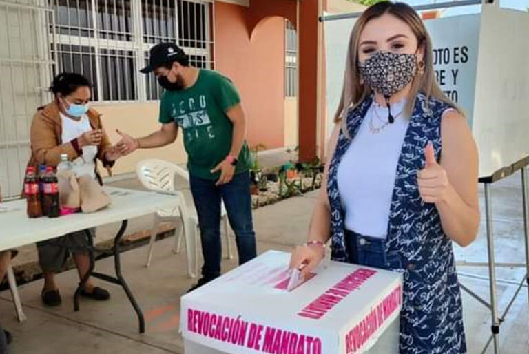 Funcionarios morenistas en Campeche apoyan a López Obrador