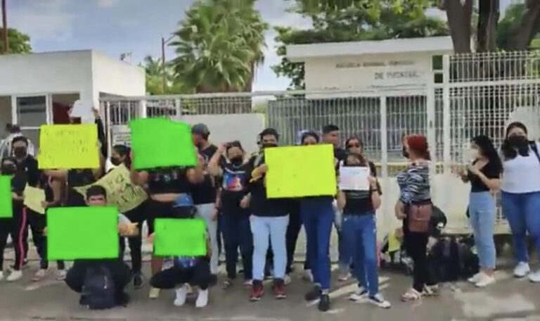 EGRESADOS DE LA NORMAL SUPERIOR PROTESTAN POR FALTA DE TÍTULOS