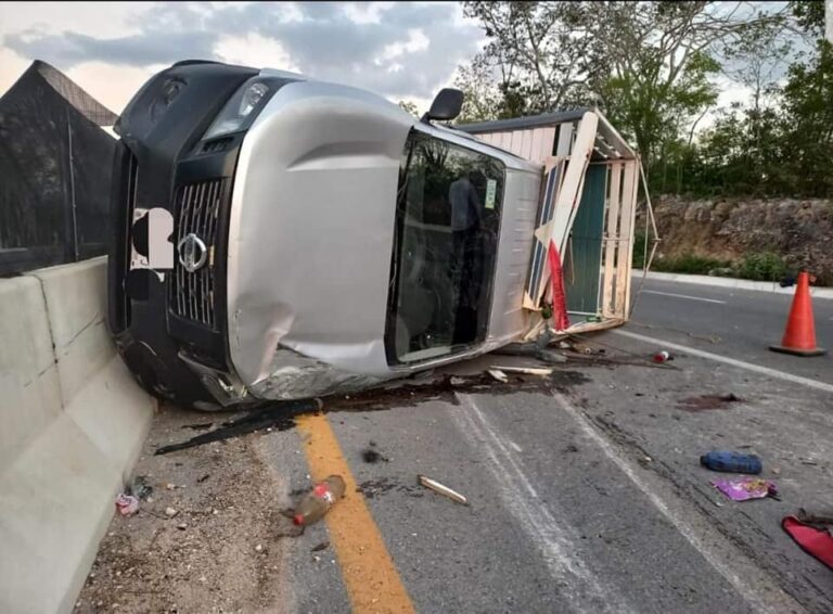 Vuelca camioneta con trabajadores del Tren Maya en autopista Mérida -Cancún; siete lesionados