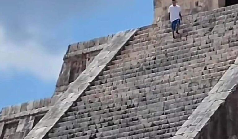 TURISTA SUBE LA PIRÁMIDE DE KUKULCÁN EN CHICHÉN ITZÁ