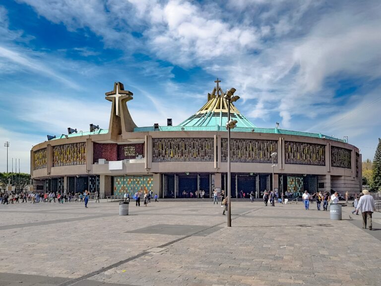 «Devotos de la Virgen Inician Peregrinación Anual a la Basílica de Guadalupe: Recomendaciones y Reforzamiento del Operativo de Seguridad en la CDMX»
