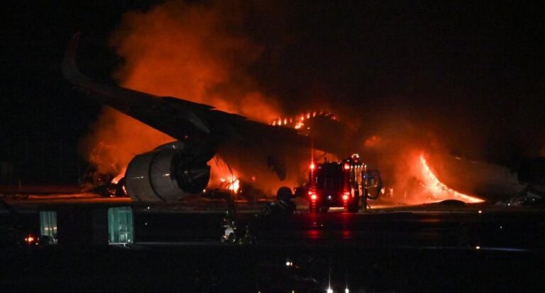 «Caos en el aeropuerto de Tokio: Incendio y cierre de pistas tras impactante accidente entre aviones de Japan Airlines y Guardia Costera»