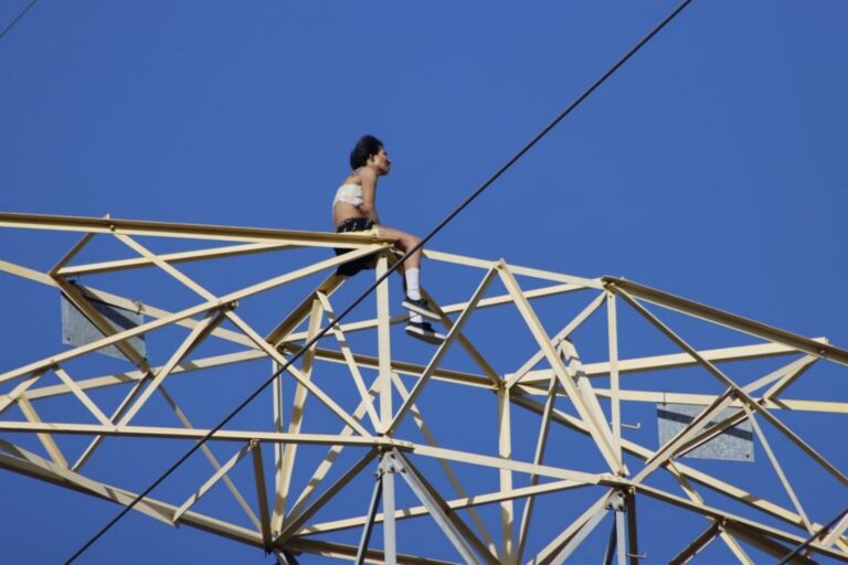 «Mujer desafía a las autoridades escalando una torre de alta tensión»